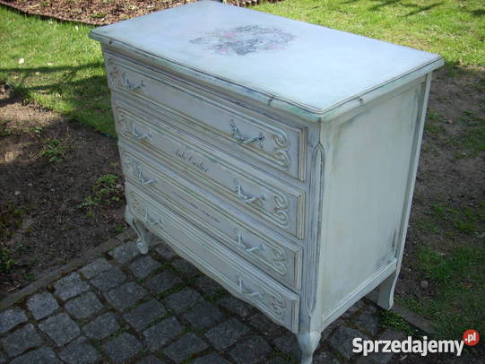 Piękna, zabytkowa komoda będzie wyglądać idealnie w salonie lub sypialni