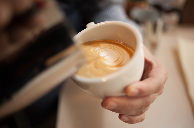 barista robi kawę