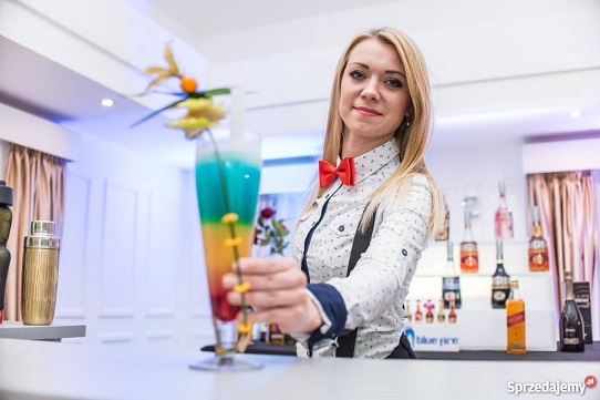 Barmanka robiąca drinka
