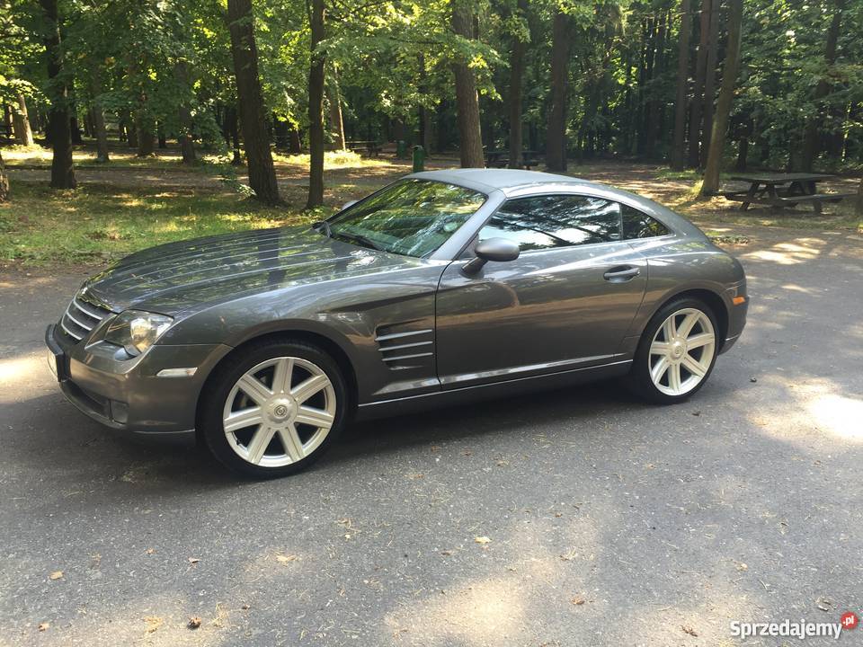 Chrysler Crossfire na tle drzew