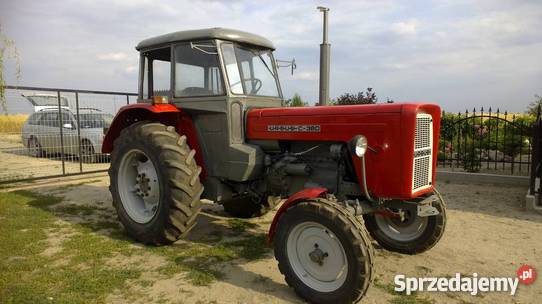 Czerowny ciągnik Ursus c360 na podwórku