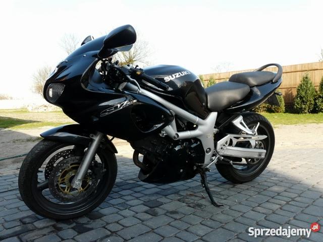 czarny motocykl