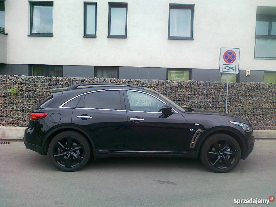 Czarne Infiniti