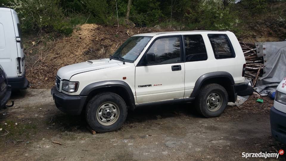 biały Isuzu Trooper