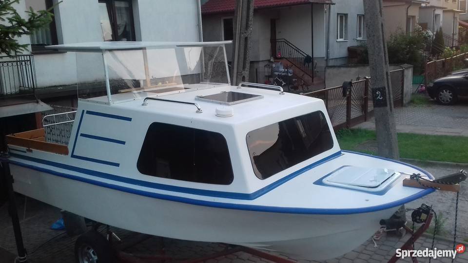 Motorówka z kabiną