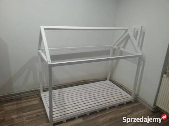 łóżko w kształcie domku