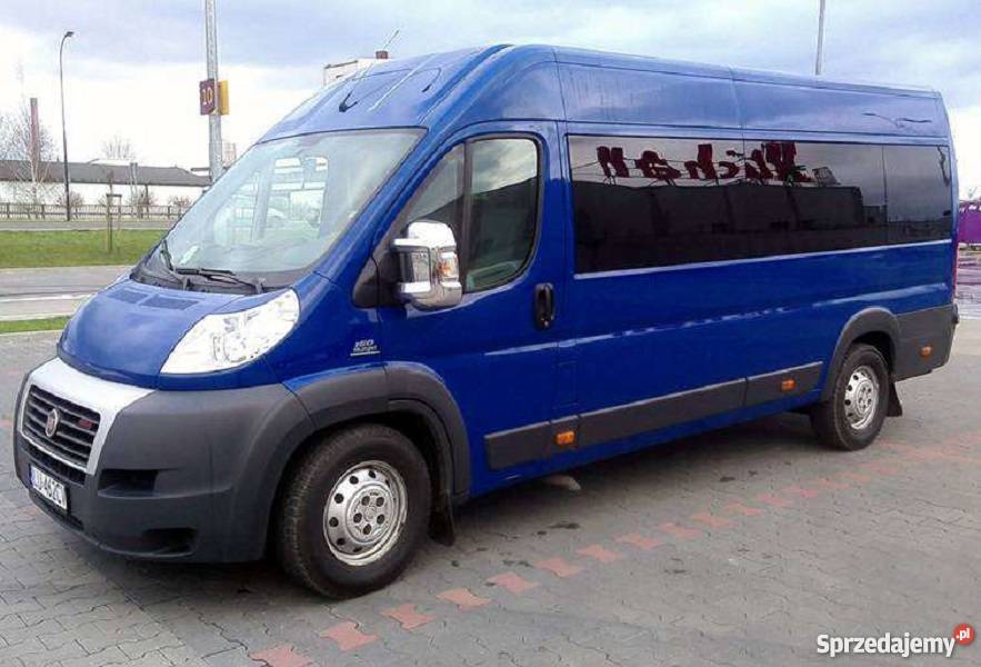 niebieski autobus