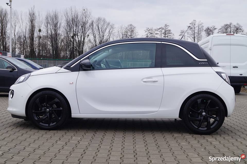 Opel Adam z czarnym dachem