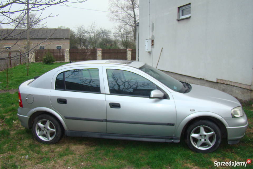 Opel Astra przed domem