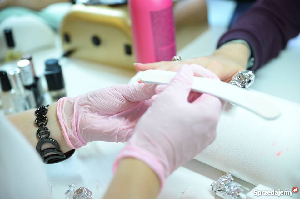 robienie manicure hybrydowego