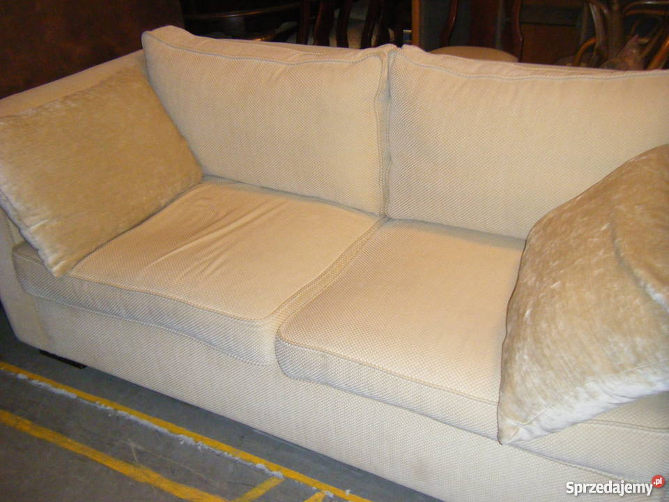 Kremowa sofa