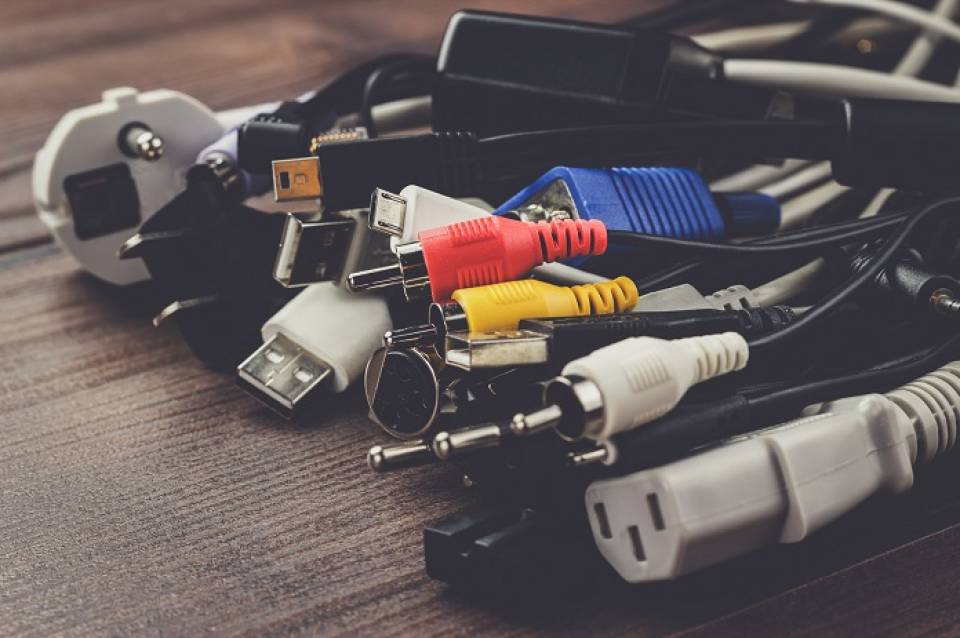 Jak ukryć kable w domu? Jak zamaskować kable od telewizora i komputera?