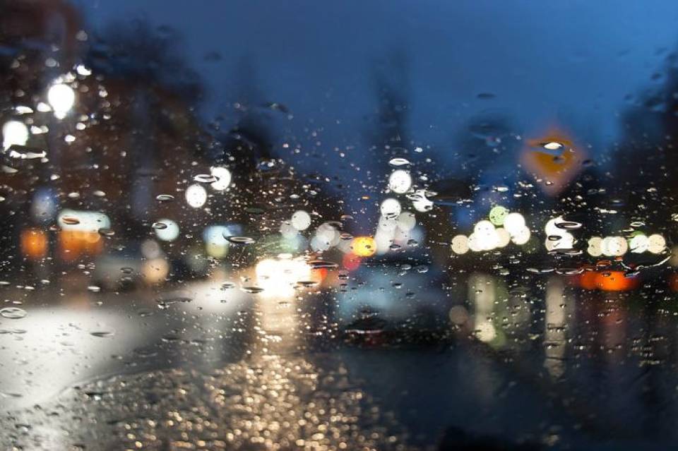 Jak zachować się w aucie podczas burzy? Czy wysiadać z samochodu w trakcie deszczu, gradu?