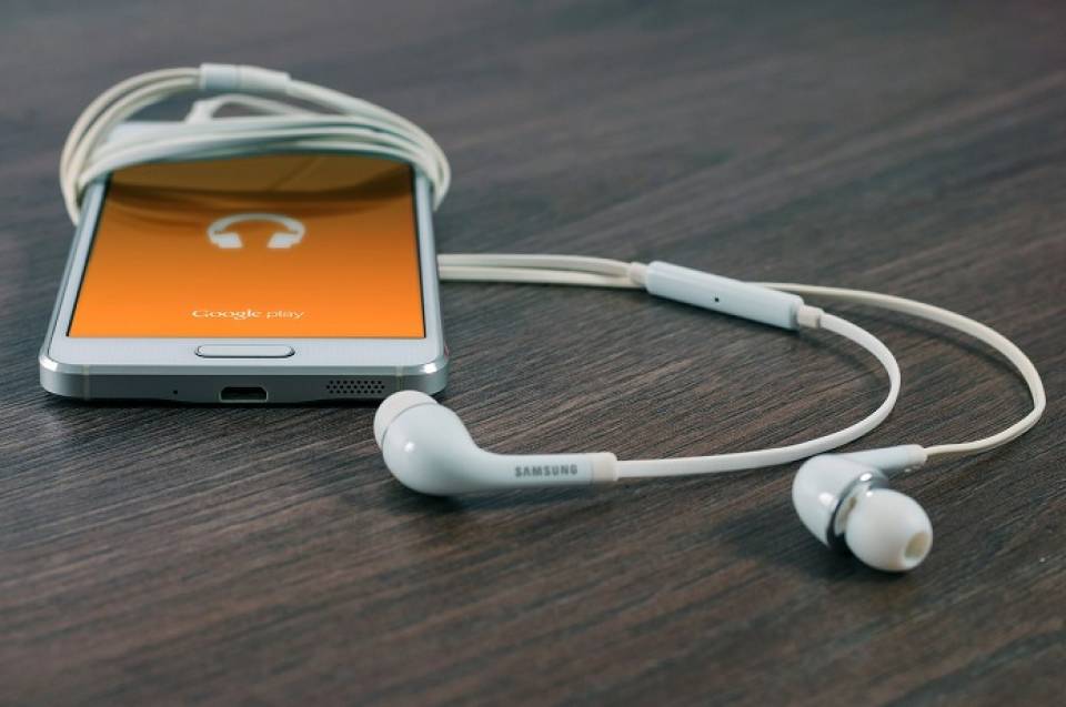 Dlaczego warto sięgnąć po audiobooki? Jakich audiobooków warto posłuchać tej jesieni?