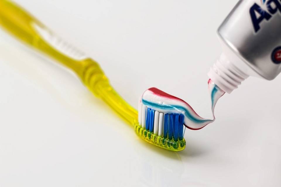Jak właściwie pielęgnować zęby? Jakich akcesoriów dentystycznych warto używać?