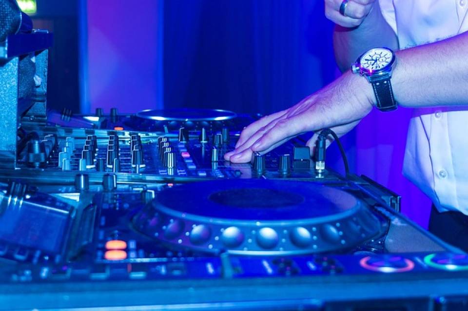 Zespół, orkiestra, czy DJ na wesele?