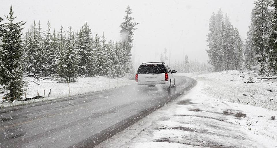 Jak jeździć zimą? Bezpieczna jazda samochodem w zimie