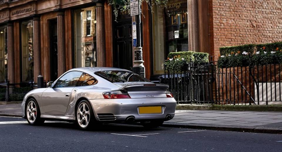 Porsche, Lamborghini, Ferrari… Czym wyróżniają się samochody sportowe?