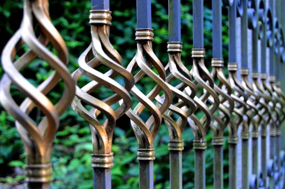 Drewniane, metalowe, murowane… Jak dopasować ogrodzenie do elewacji domu?