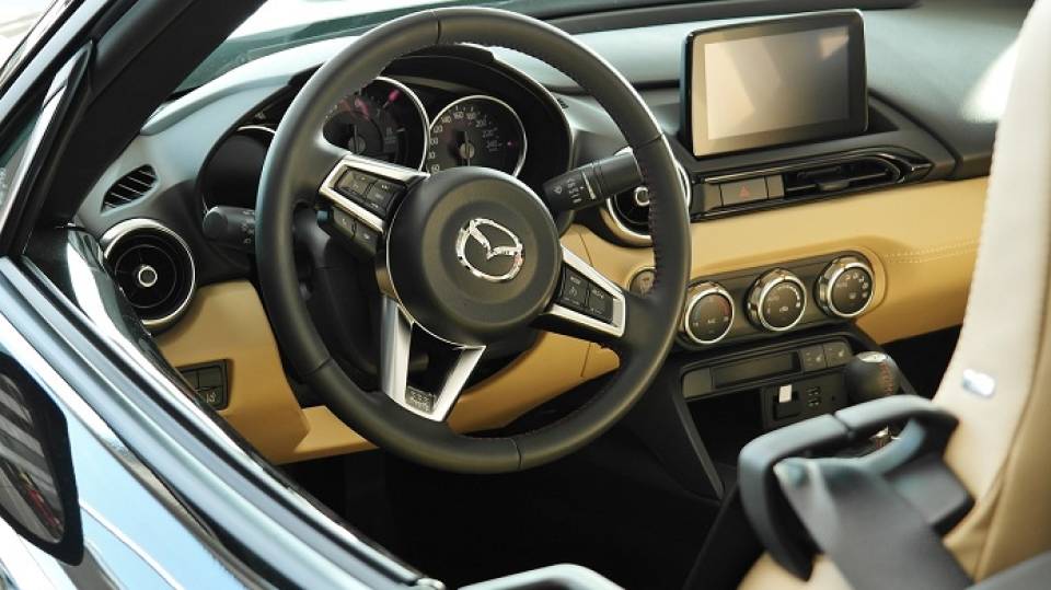 Popularne samochody osobowe klasy średniej – które modele chwalą sobie kierowcy? Honda Accord, Hyundai i40, Mazda 6, Opel Insignia czy Toyota Avensis?