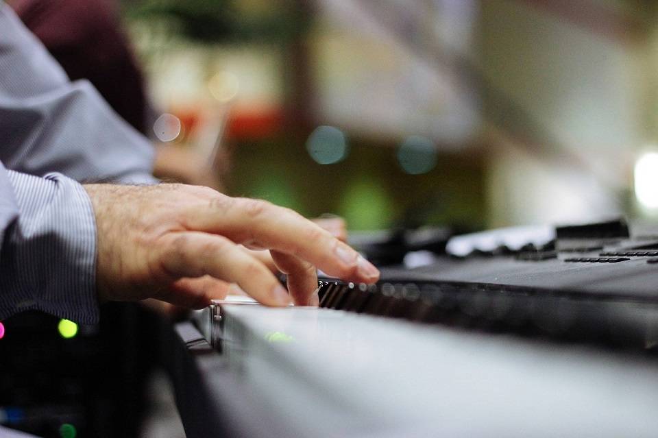 Nauka gry na instrumencie w późnym wieku – czy ma sens? Na jakim instrumencie można nauczyć się grać będąc dorosłym?