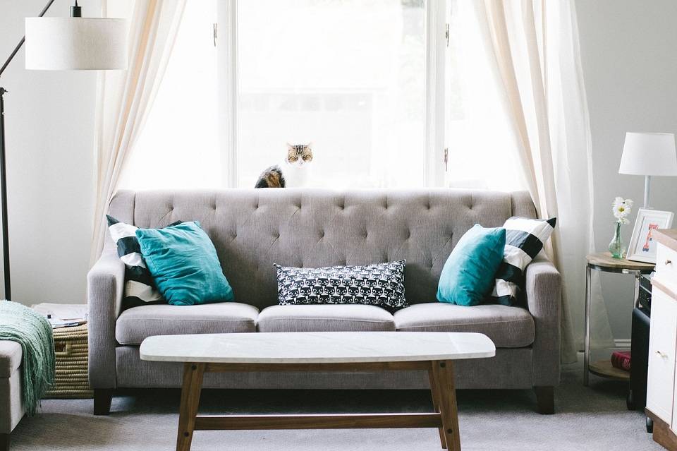 Sofa z funkcją spania – jak dopasować meble do niewielkiego salonu?