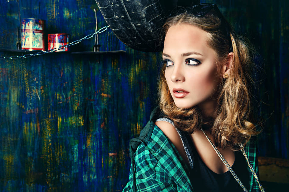 Styl grunge - co to jest i czym się charakteryzuje? Na czym polega styl grunge?