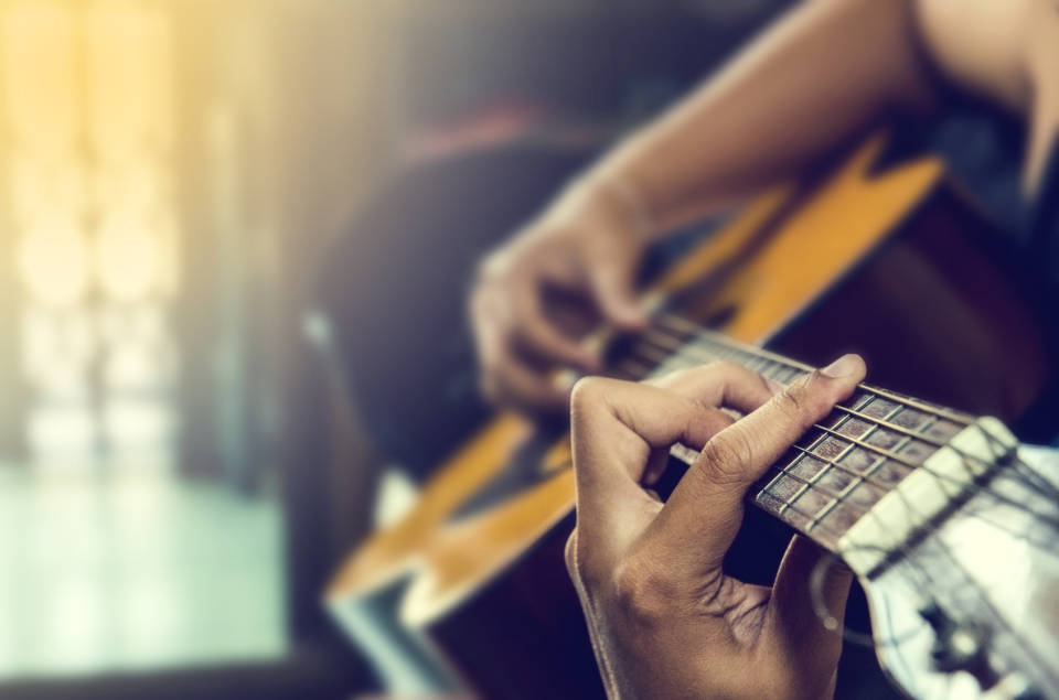 Klasyczna, akustyczna czy elektroniczna? Jak wybrać najlepszą gitarę?