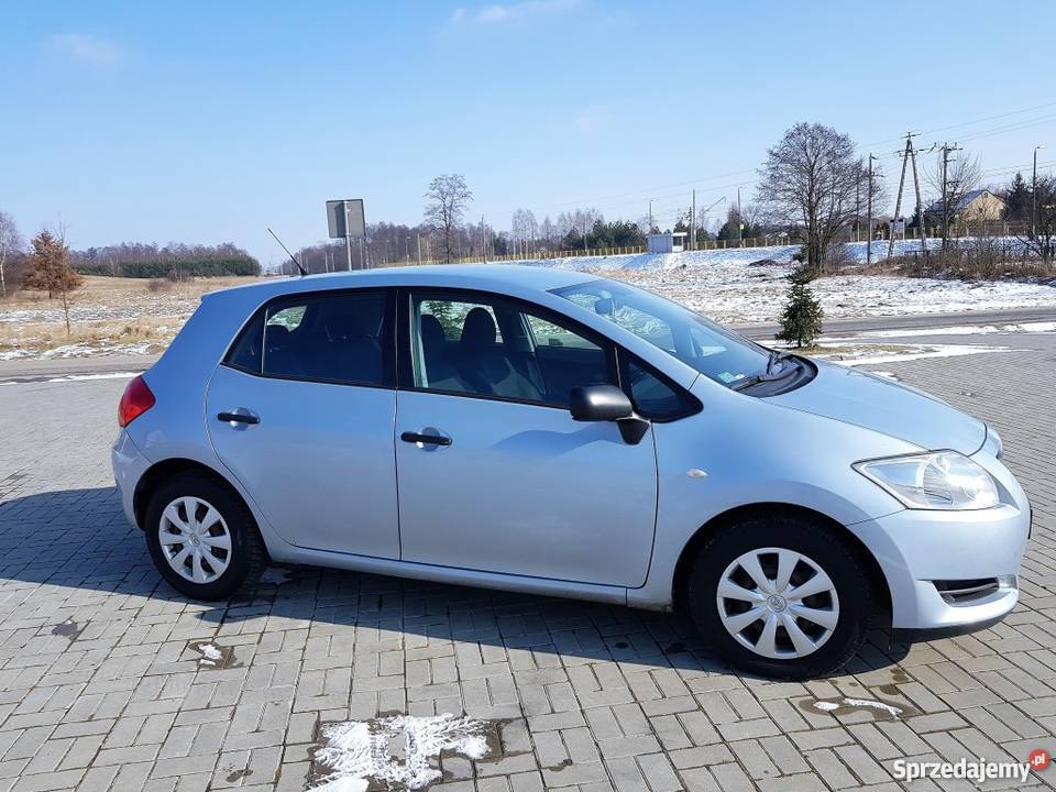 samochód Toyota Auris zimą