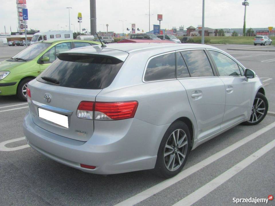 Srebrna Toyota Avensis