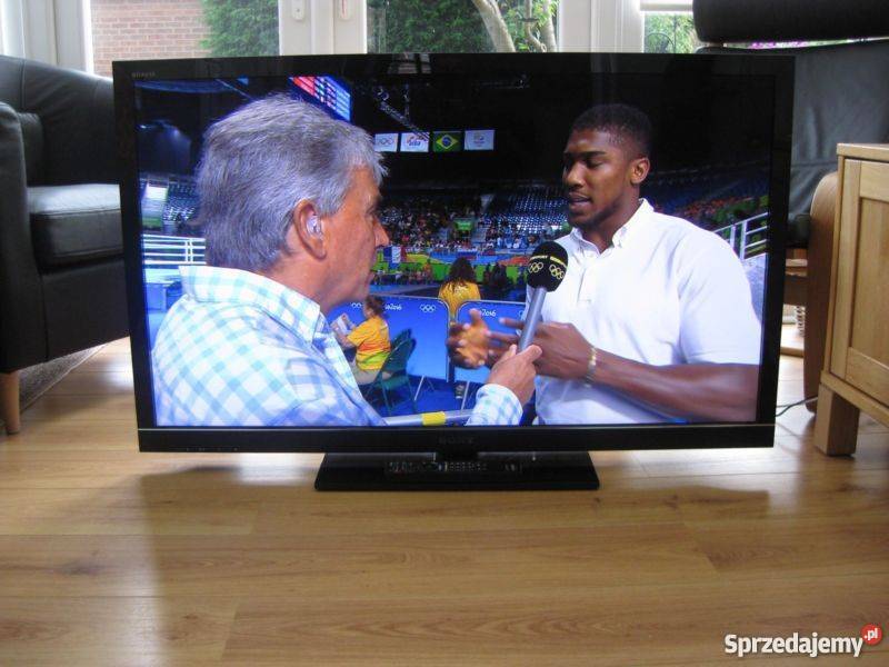 Klasyczny, płaski telewizor marki Sony